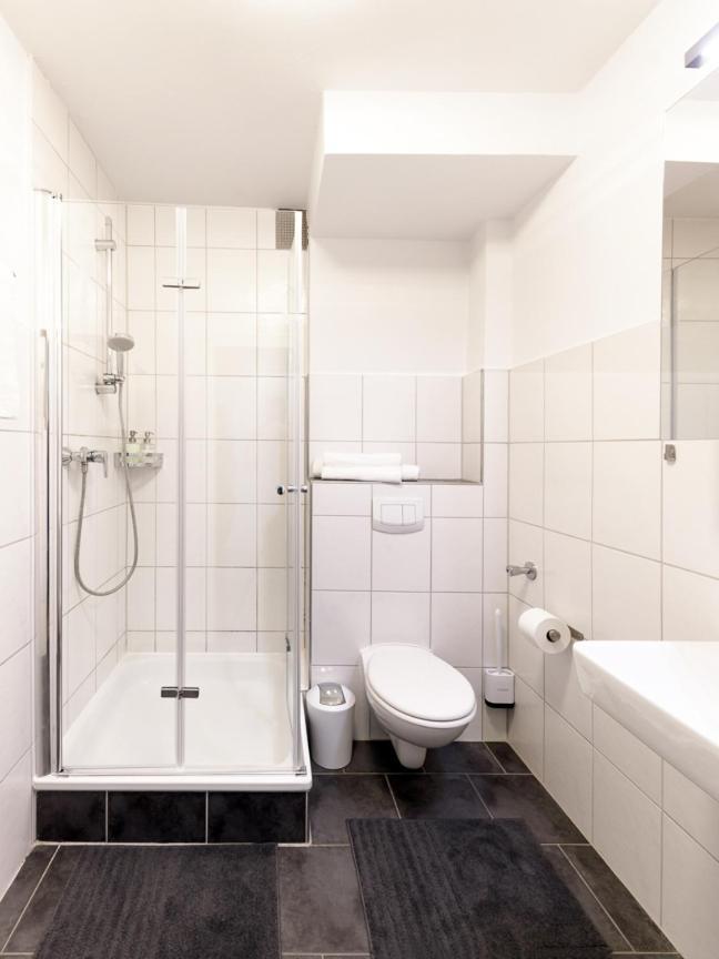 Urban Oasis: Wuppertal Station Apartment with Netflix Exterior photo