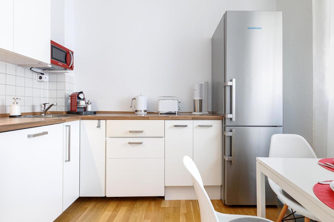 Urban Oasis: Wuppertal Station Apartment with Netflix Exterior photo